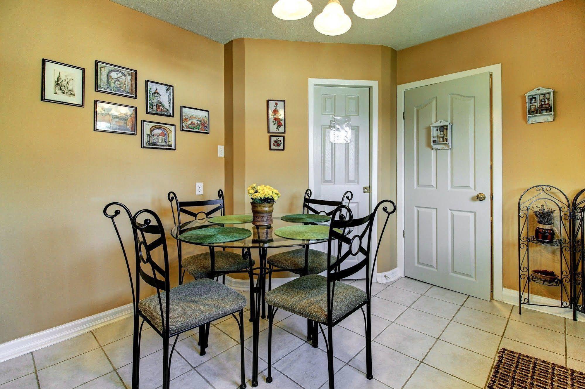 Williams Gate Bed & Breakfast Private Suites Ниагара-он-те-Лейк Экстерьер фото
